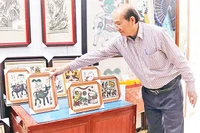 Nghệ nhân Nguyễn Hữu Hoa giới thiệu sản phẩm OCOP tranh dân gian Đông Hồ để bàn.