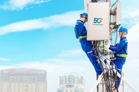 Các kỹ thuật viên của VNPT lắp đặt trạm phát sóng Vinaphone 5G.