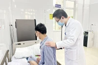 Khám và điều trị cho người mắc bệnh lao tại Bệnh viện Phổi trung ương.