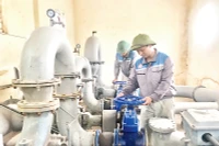 Công nhân Nhà máy nước An Bình, huyện Nam Sách (Hải Dương) vận hành máy cấp nước sinh hoạt.