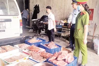 Lực lượng chức năng thành phố Hà Nội kiểm tra một cơ sở kinh doanh thực phẩm đông lạnh tại đường Hoàng Quốc Việt, quận Bắc Từ Liêm.
