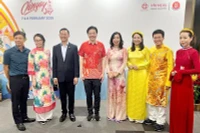 Đoàn công tác Ủy ban Nhà nước về người Việt Nam ở nước ngoài tham dự lễ hội Chingay truyền thống của Singapore. (Ảnh BỘ NGOẠI GIAO)
