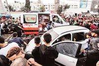 Xe cứu thương bị tấn công ở Gaza (Ảnh TÂN HOA XÃ)