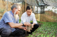 Nhiều năm nay, ông K’Lăm (bên trái), người có uy tín tại xã Đắk P’Lao, huyện Đắk Glong, tỉnh Đắk Nông, luôn giúp đỡ người dân phát triển kinh tế, xây dựng đời sống văn hóa, giữ gìn sự bình yên cho buôn, làng. (Ảnh NGUYỄN ĐĂNG)
