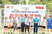 Đại diện Công đoàn Các khu công nghiệp tỉnh Vĩnh Phúc chúc mừng giải thể thao Công ty Uju Vina. 