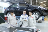 Sinh viên ngành Công nghệ ô-tô (Trường cao đẳng Cơ điện Hà Nội) trong giờ thực hành.