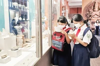 Học sinh tham quan Bảo tàng Lịch sử Thành phố Hồ Chí Minh.