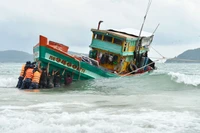 Cán bộ, chiến sĩ Lữ đoàn 127, Bộ Tư lệnh Vùng 5 Hải quân cứu kéo tàu cá Kiên Giang ra khỏi nơi mắc cạn.
