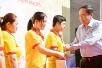 Phó Chủ tịch Thường trực Quốc hội Trần Thanh Mẫn tặng quà cho công nhân, người lao động tại khu cảng cá Tắc Cậu.