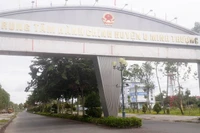 Cổng chào vào Trung tâm hành chính huyện U Minh Thượng. (Ảnh: VĂN VŨ).