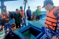 Bộ Tư lệnh Cảnh sát biển bắt giữ tàu cá vận chuyển dầu nhưng không có giấy tờ chứng minh nguồn gốc hợp pháp của hàng hóa. (Ảnh: BỘ TƯ LỆNH VÙNG CẢNH SÁT BIỂN 4)
