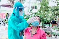 Lực lượng y tế tổ chức xét nghiệm cho người dân trên địa bàn thành phố Rạch Giá.