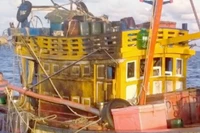 Tàu của ngư dân Kiên Giang bị tấn công bằng bom xăng. (Ảnh: Ngư dân cung cấp)