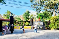 Nhiều người chơi hụi kéo lại khách sạn yêu cầu vợ chồng bà P. trả tiền nhưng đến nay vẫn chưa trả nên làm đơn tố cáo.