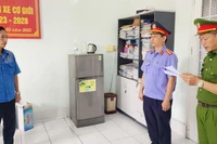 Cơ quan chức năng đọc lệnh bắt tạm giam đối với Đặng Phi Long. (Ảnh: VĂN VŨ)