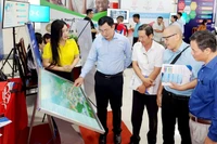 Đại biểu trải nghiệm giải pháp website quảng bá doanh nghiệp tích hợp công nghệ thực tế ảo. 
