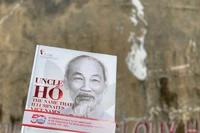 Bìa cuốn sách “Uncle Hồ, the name that illumiates Việt Nam’s beauty”. (Ảnh NXB Trẻ).