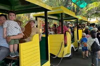 Rất đông khách tham quan đến Thảo Cầm Viên Sài Gòn trong ngày 7/4. (Ảnh M.H).