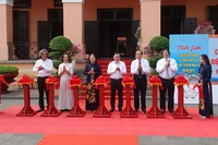 Các đại biểu thực hiện nghi thức cắt băng khai mạc trưng bày 2 chuyên đề. (Ảnh: M.H)