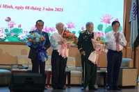 Đồng chí Nguyễn Trọng Nghĩa, Trưởng Ban Tuyên giáo và Dân vận Trung ương tặng hoa cho các nhân chứng lịch sử, khách mời.