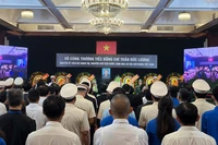 Nhiều đoàn, người dân đến viếng Nguyên Chủ tịch nước Trần Đức Lương tại Hội trường Thống Nhất, Thành phố Hồ Chí Minh (Ảnh: THÊ ANH).