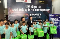 Tặng quà cho các em trường phổ cập Vinh Sơn-Bình Tân, Thành phố Hồ Chí Minh.