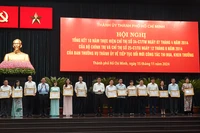 Trao Bằng khen của Ban Thường vụ Thành ủy cho các tập thể, cá nhân có thành tích xuất sắc trong công tác thi đua khen thưởng.