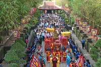 Diễu hành đón rước Lễ tại Đền Tưởng niệm các Vua Hùng, Công viên Lịch sử-Văn hóa Dân tộc. (Ảnh: QUỐC THANH).