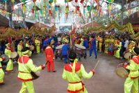 Màn trống hội do đội trống giáo xứ Phương Trung thể hiện.