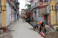 Quang cảnh thi công đường cấp nước vào khu tập thể Bệnh viện Tâm thần trung ương, xã Hòa Bình, huyện Thường Tín.