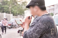 Tỷ lệ hút thuốc lá tại Việt Nam vẫn còn cao và gia tăng tỷ lệ người sử dụng thuốc lá mới. (Ảnh PHẠM VĂN)