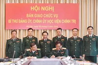 Thượng tướng Trịnh Văn Quyết và các đại biểu chứng kiến Trung tướng Trương Thiên Tô và Thiếu tướng Nguyễn Bá Hùng ký kết biên bản bàn giao. (Ảnh: Báo Quân đội nhân dân)