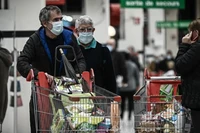 Người dân mua hàng trong siêu thị tại Bordeaux, Pháp. Ảnh tư liệu: AFP/TTXVN