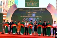 Cắt băng khai mạc Triển lãm các sản phẩm OCOP xuất khẩu (VIETNAM OCOPEX).