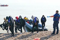 Một nhóm người di cư bị phát hiện khi nhập cư bất hợp pháp vào Anh. Ảnh: BBC/Thời nay
