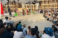 Khán giả dự chương trình nghệ thuật ngoài trời đầu tiên của Việt Nam tại EXPO 2025. 