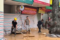 Chiều 27/5, một lượng lớn bùn lỏng đã bất ngờ trào lên kín mặt đường, ảnh hưởng tới nhiều hộ dân trên đường Cát Linh (Đống Đa, Hà Nội).