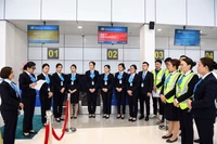 Các nhân viên phục vụ mặt đất họp trao đổi nhanh công tác chuẩn bị quầy làm thủ tục theo kế hoạch chuyến bay.
