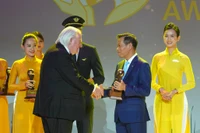 Ông Đặng Anh Tuấn - Phó Tổng giám đốc Vietnam Airlines - nhận giải thưởng từ Tổ chức World Travel Awards.