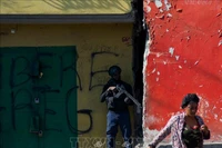 Cảnh sát gác tại thủ đô Port-au-Prince, Haiti, ngày 21/3/2024. (Ảnh: AFP/TTXVN)