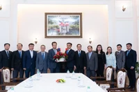 Đại diện Đại sứ quán Lào chúc mừng lãnh đạo và cán bộ Đại sứ quán Việt Nam tại Nga.