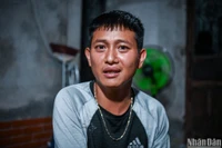 Người hùng Ngô Văn Khanh đã không ngại nguy hiểm lao ra cứu người bị rơi xuống cầu Phong Châu. (Ảnh: THÀNH ĐẠT)