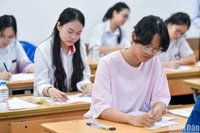 [Ảnh] Thí sinh bước vào môn tự luận duy nhất của Kỳ thi tốt nghiệp THPT