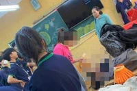 Hình ảnh nữ sinh nằm ra sàn lớp học được cho là xảy ra tại trường THPT Đa Phúc, Sóc Sơn (Hà Nội)