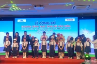 Đại diện ban tổ chức tặng mũ cho các học sinh lớp 1 và lớp 2 tại lễ công bố chương trình.