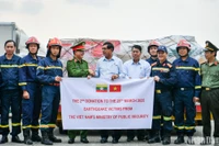Trung tướng Nguyễn Tuấn Anh, Cục trưởng Cục Cảnh sát Phòng cháy chữa cháy và Cứu nạn, cứu hộ (Bộ Công an) trao hàng cứu trợ tới Thủ hiến vùng Yangon U Soe Thein. 