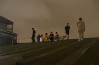 Nhiều người trèo lên nóc nhà để đợi lực lượng cứu hộ xuất hiện. (Ảnh: Bạn đọc cung cấp)
