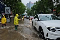 Điểm ngập úng xuất hiện tại phố Thái Hà chiều 11/9.