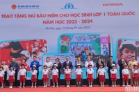 Đại diện Ủy ban An toàn giao thông Quốc gia, Bộ Giáo dục và Đào tạo, Công ty Honda Việt Nam trao tặng mũ bảo hiểm cho học sinh Trường tiểu học Phú Đô, Hà Nội, tháng 9/2023. (Ảnh: nhandan.vn)