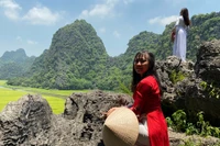 Những khối đá vôi cảnh quan karst ở Tràng An nổi bật giữa thiên nhiên. (Ảnh: Xuân Trường)